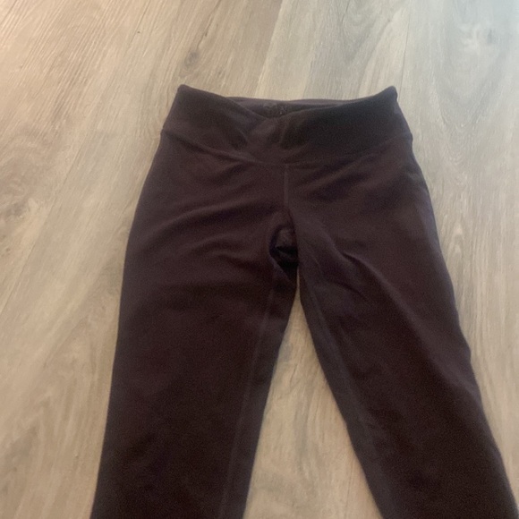 Aritzia TNA maroon coloured skinny leggings - Picture 3 of 11